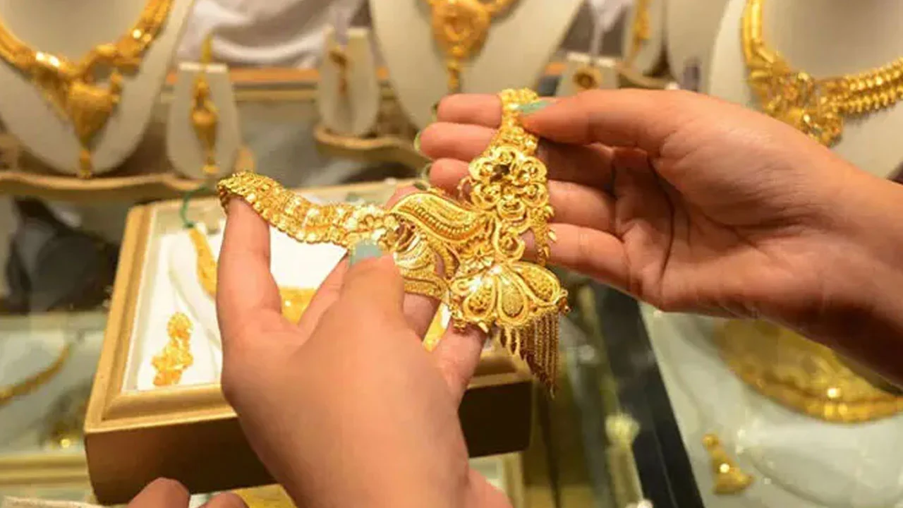 এক লাফে সোনার দাম বাড়ল ভরিতে সাড়ে ৩ হাজার টাকা